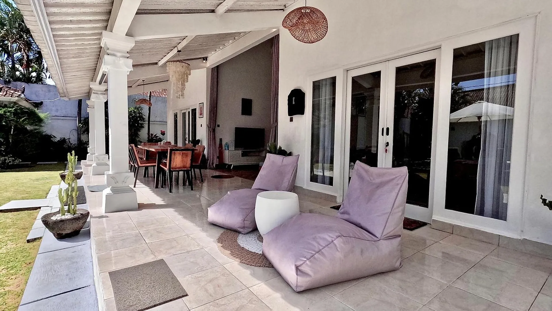 Villa Curves Bali Seminyak Indonesien