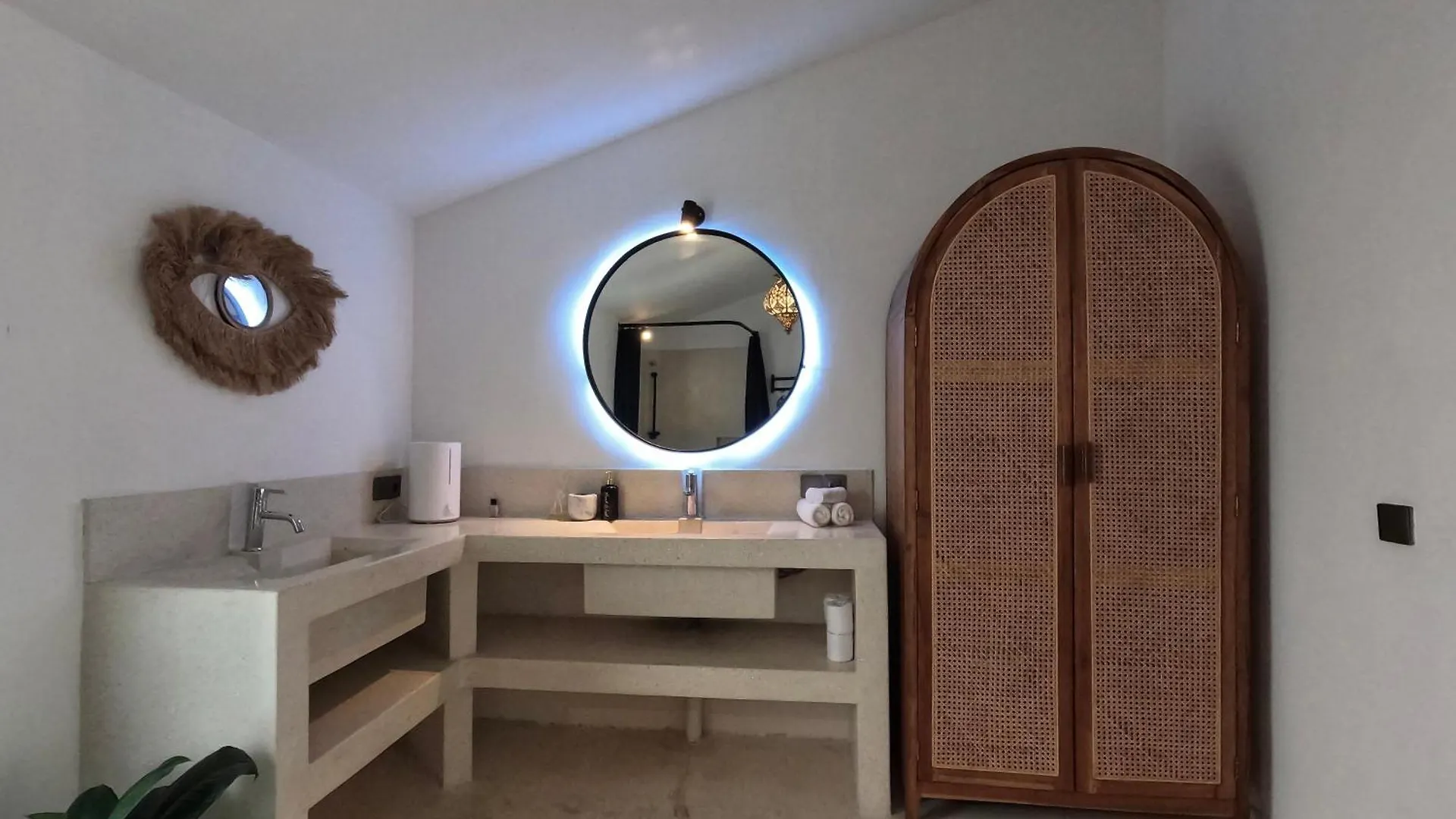 Villa Curves Bali Seminyak Indonesien